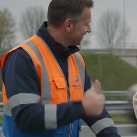 Monteur van De Pechdienst langs de weg